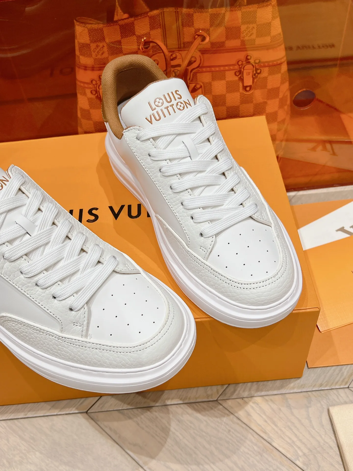 👟👟Ex-factory price 680👟👟 LV 2024 new height-increasing white shoes, color matching and leather craftsmanship, 3D logo embossing technology on the heel to increase the three-dimensional effect, pebbled cowhide, PU foam outsole! Super lightweight! Your feet won’t get tired from walking.  Code number: 37-45